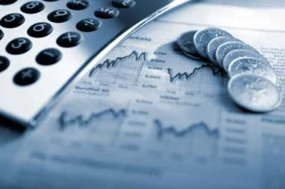 Kalkulator, kovanci in finančni grafi